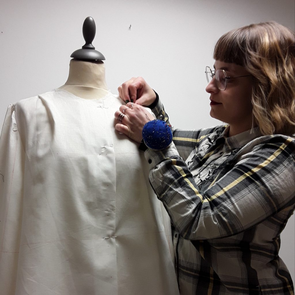 Julie Bonnard travail d'une toile d'après moulage créatrice textile styliste Saint-Étienne